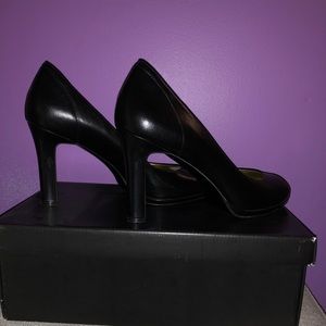 BANANA REPUBLIC peep toe pump